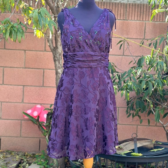 Narianna Sleeveless V Shape Beaded Top, Floral Dress - Picture 3 of 15